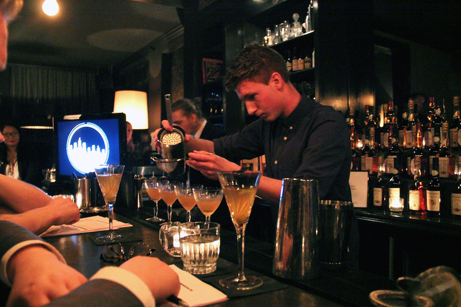 Christopher Lee Dahm præciserer sine ´La Nouvelle Fille’ cocktails, som gav ham en plads i Nordfrankrigs internationale finalist konkurrence. 