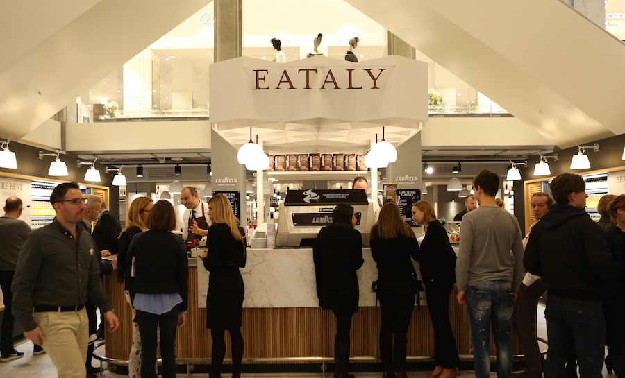 Efter italiensk forbillede blev der drøftet på kryds og tværs i Lavazzas nye kaffebar ved åbningsarrangementet i Eataly.