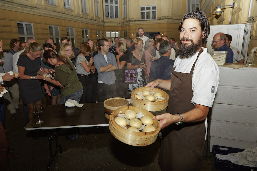 Kondo diskede op med steamed buns i aftenmørket. Et hyggeligt afbræk fra det dampende hede indenfor.