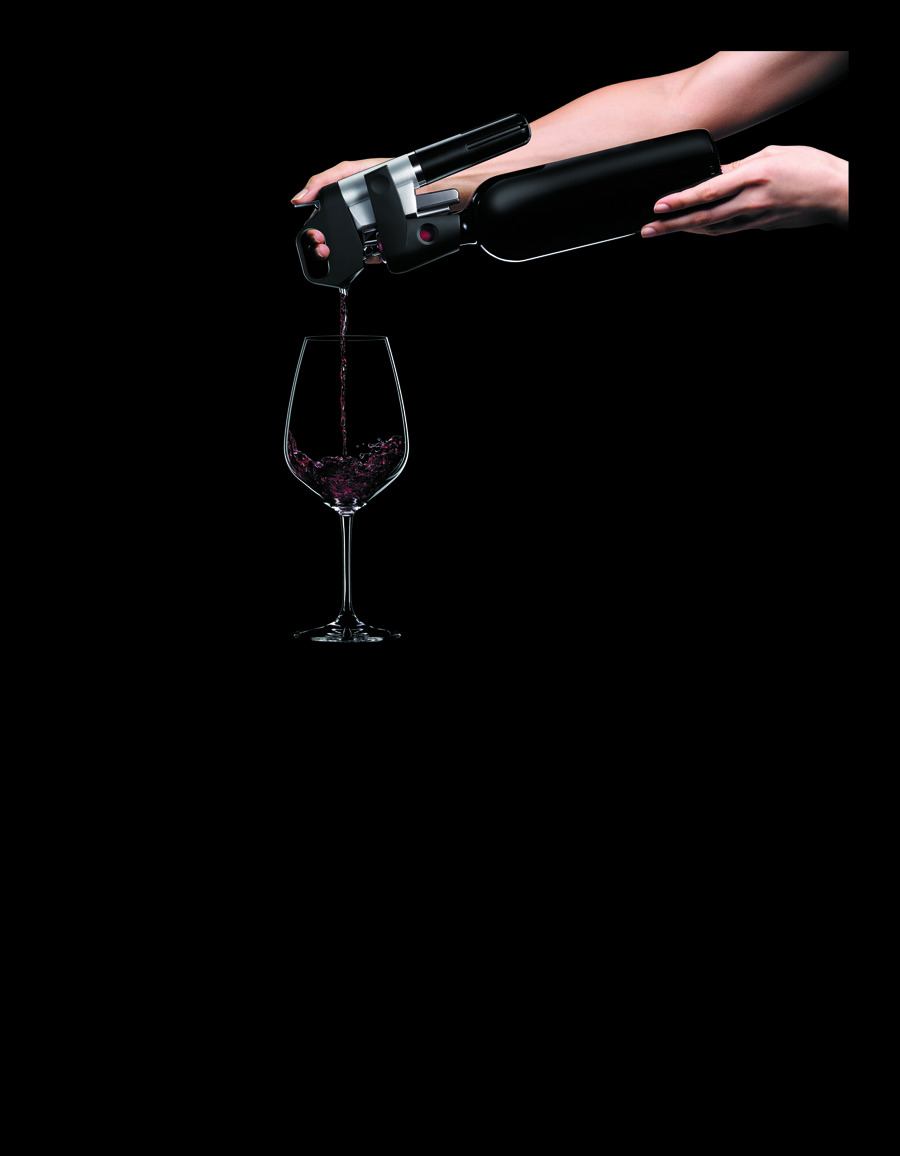 Coravin hælder vin ud af flasken ved et let tryk på ventilen med argongas. 