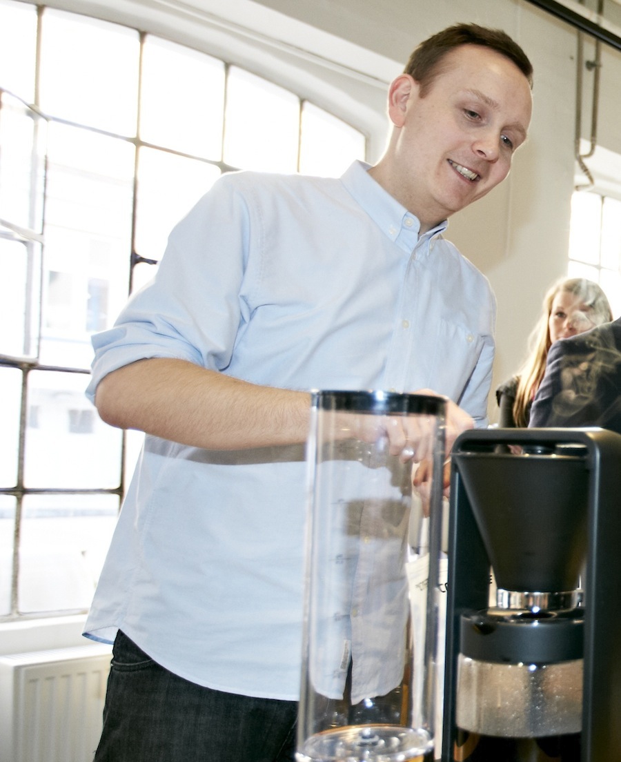 Klaus Thomsen, medejer af Coffee Collective og tidligere baristaverdensmester, forklarer om kaffebrygningens mange elementer. 
