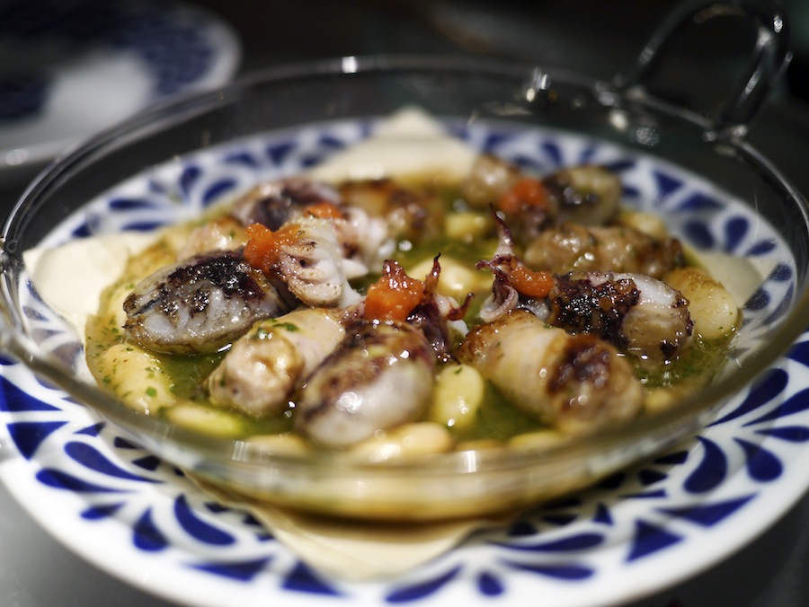 En catalansk klassiker med babyblæksprutter, pølser og hvide bønner.