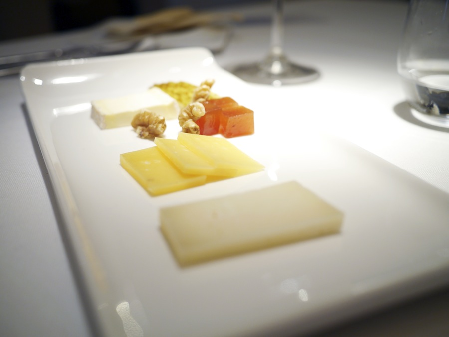 Tre gode ostr. Brillat-Savarin i baggrunden er så fantastisk ost. Prøv den hos din lokale frankofile ostehandler. 