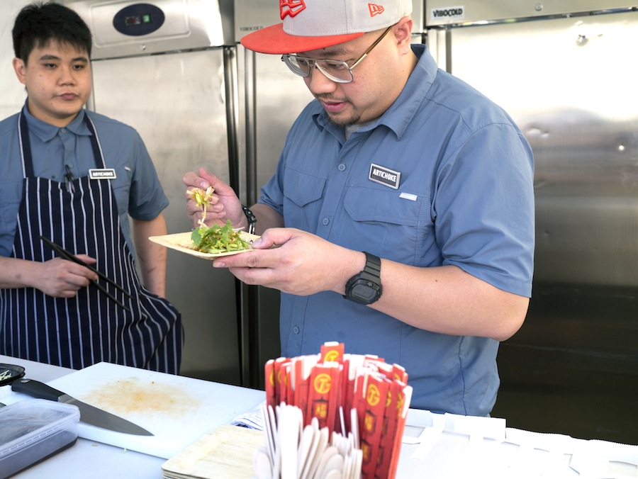 Det er Bjorn Shen fra Artichoke Cafe + Bar, der står bag sværdfisken.