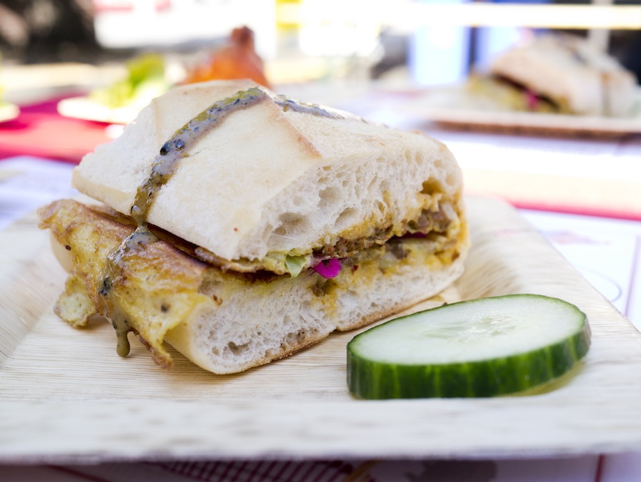 Den fornævnte omeletsandwich i færdig udgave, her med pebersauce på toppen.