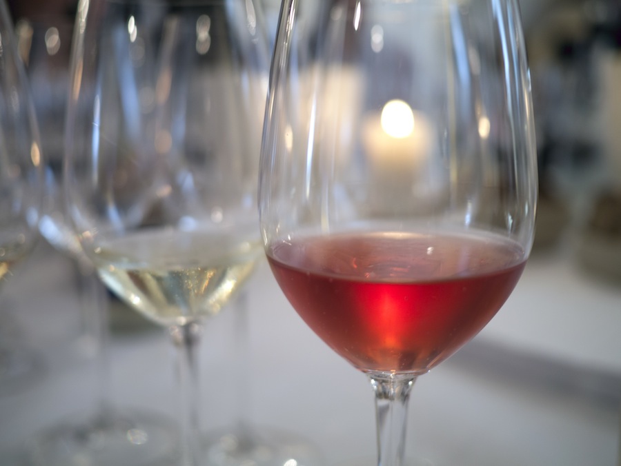 Nyetimber Rosé er meget rød i forhold til de fleste roséer fra Champagne.