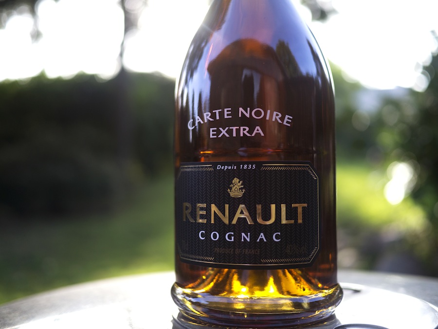 Renault Carte Noire er et godt bud på en mellemklassecognac med en ganske stor kompleksitet. Forvent saft og kraft i denne maskuline cognac.