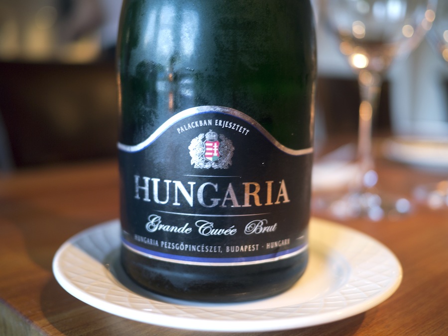 Frugtig mousserende vin fra Hungaria, som må være Ungarns svar på Moët Brut Imperial.