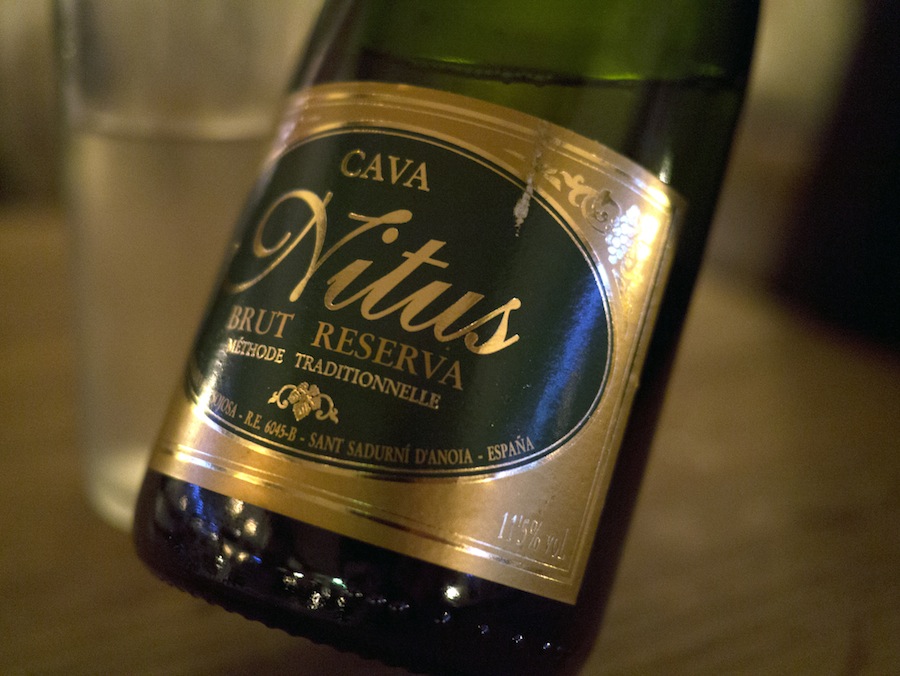 Simpel, velsmagende cava, der til 45 kroner per glas må siges at gøre det glimrende.