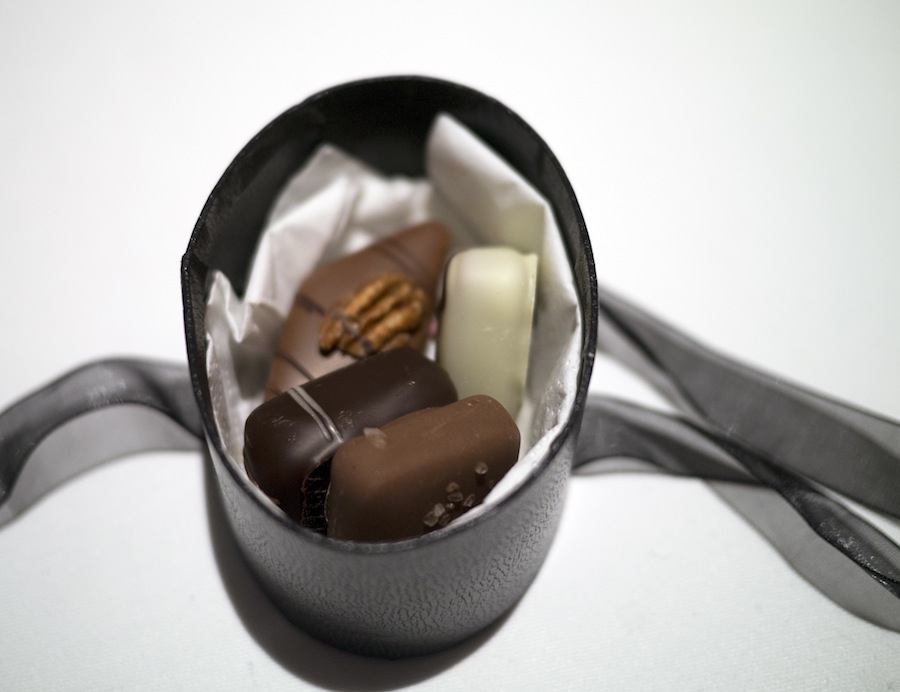 Lidt til kaffen i form af diverse fyldte chokolader, hvor tempereringen og smagen sad lige i skabet.