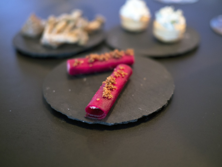 Smukke cylindre af rødbede med foie gras; lækkert. 