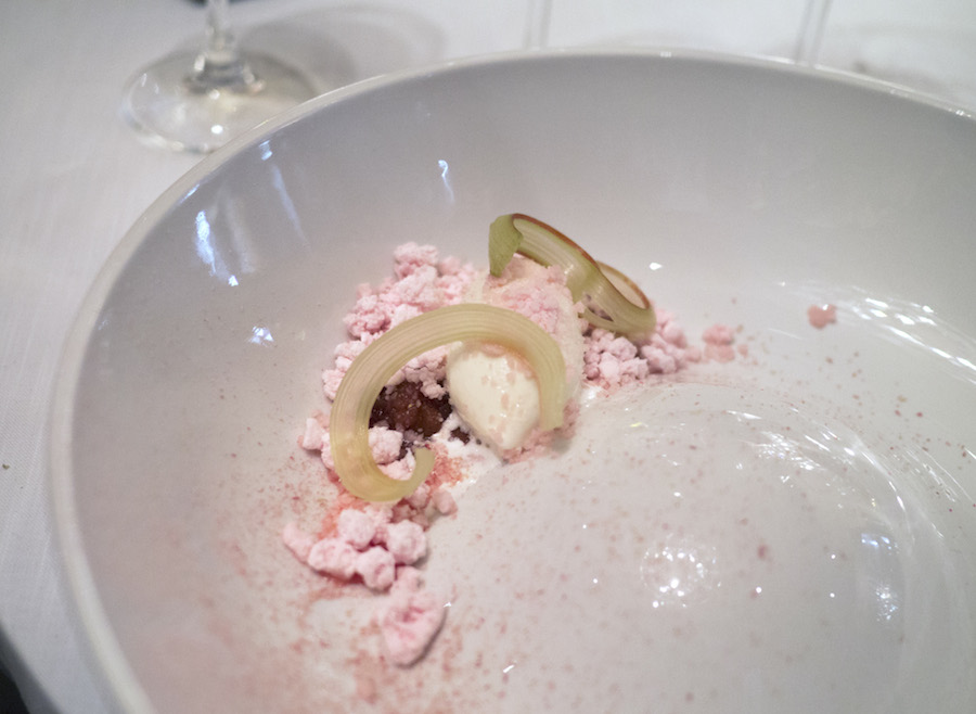 Så er der dømt lyserød dessert. Det er i øvrigt ikke et brystimplantat, du ser på midten af tallerkenen. 