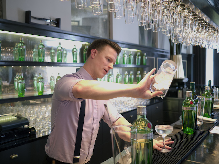 Jannick Gram fra Balthazar på Hotel d'Angleterre viser, hvordan en dry martini skal eksekveres. 