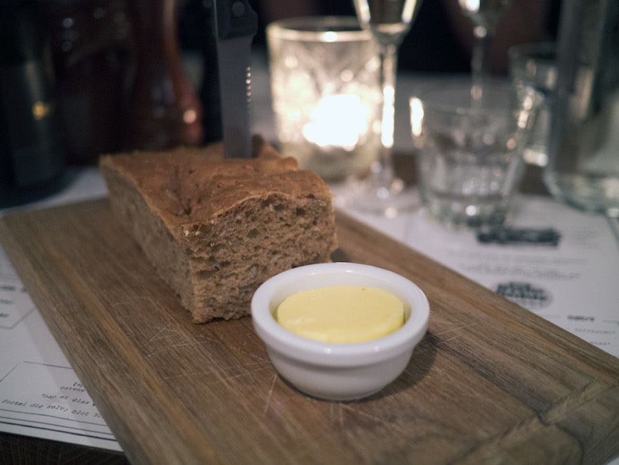 Vi fik serveret glimrende brød med blødt smør, mens vi sonderede menukortets muligheder.