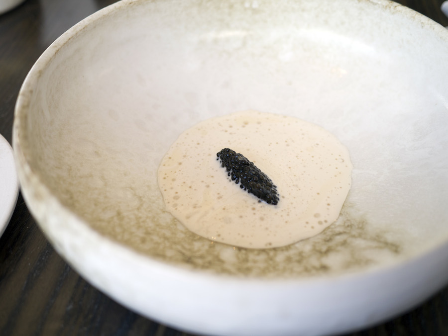 Kaviar i valnøddemælk. En overraskende kombination, der understreger Thorsten Vildgaard store evner. 