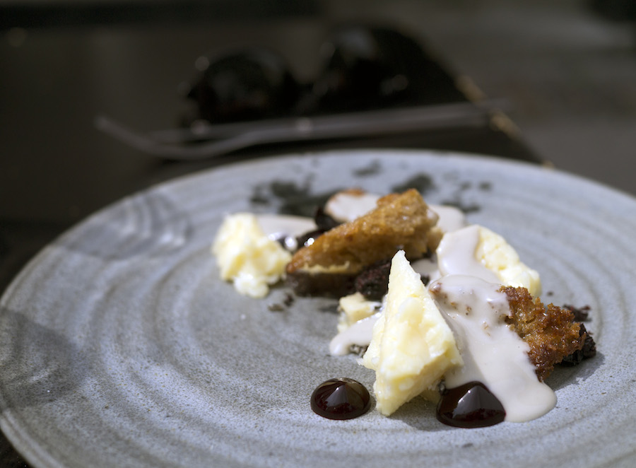 Arla Unikas havarti i selskab med blåskimmel fra Castello, solbær og en tyk, cremet ostesauce. 