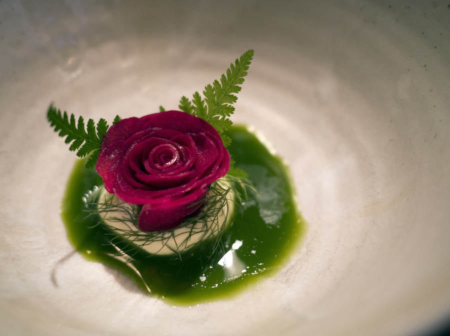 Rabarberrose a la noma. En meget syrlig oplevelse, der savnede lidt finesse.