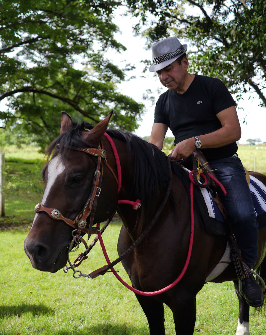 Chefen for the held, Jose Ballesteros, på sin hest i haven ved Hacienda Botucal. 