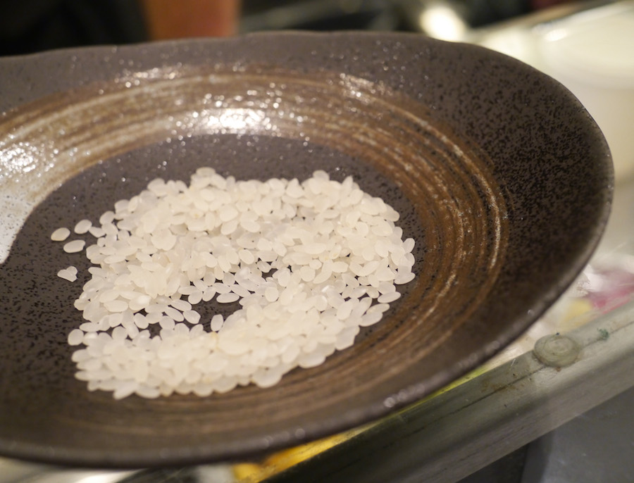 Rissorten, man bruger til sushi, har kortere korn, som ikke knækker så let under tilberedningen.