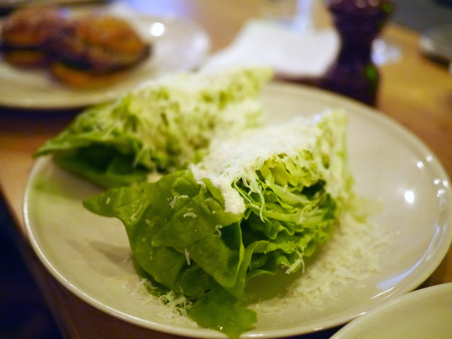 En ceasar salat-inspireret servering uden megen gnist. 