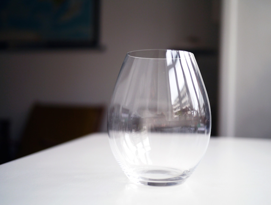 Riedel laver også en serie uden stilk, som gør glassene mindre formelle uden at gå på kompromis med funktionaliteten, såfremt du ikke sidder og varmer vinen med hænderne. Ideelt til den rejsende, der vil have et godt glas med sig. 
