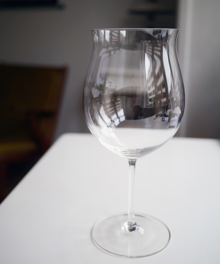 Dette er i min verden smukkeste vinglas, der findes. Riedel Sommelier Bourgogne Grand Cru kom på markedet tilbage i 1959, og det var en landvending inden for vinglas, som tidligere handlede langt mindre om funktionalitet. 