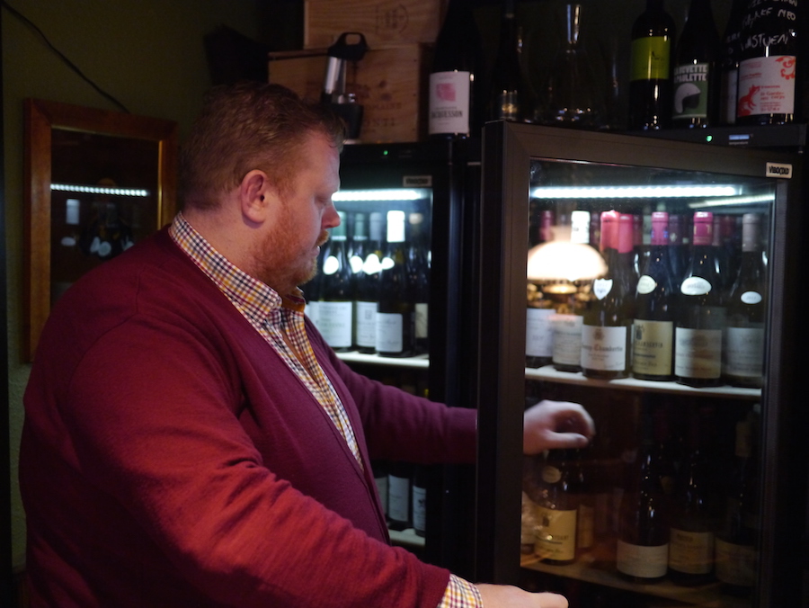 Simon Olesen er ny mand i spidsen for Schønnemann, og han har etableret vinstuen, hvor han få afløb for sin store kærlighed til vin.