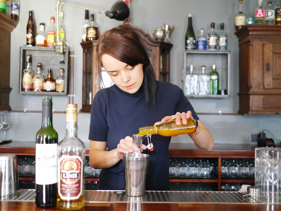 Irina Jelizarova arbejder til daglig som bartender på Lidkoed, Vesterbro.