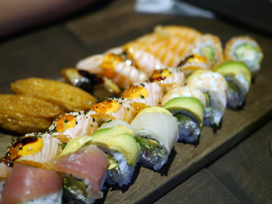 Sushien kommer ind på et flot bræt, og det hele smager dejligt.