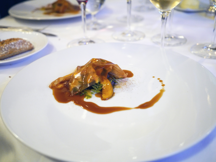 Klassisk luksus. Stegt foie gras med ferskner. 