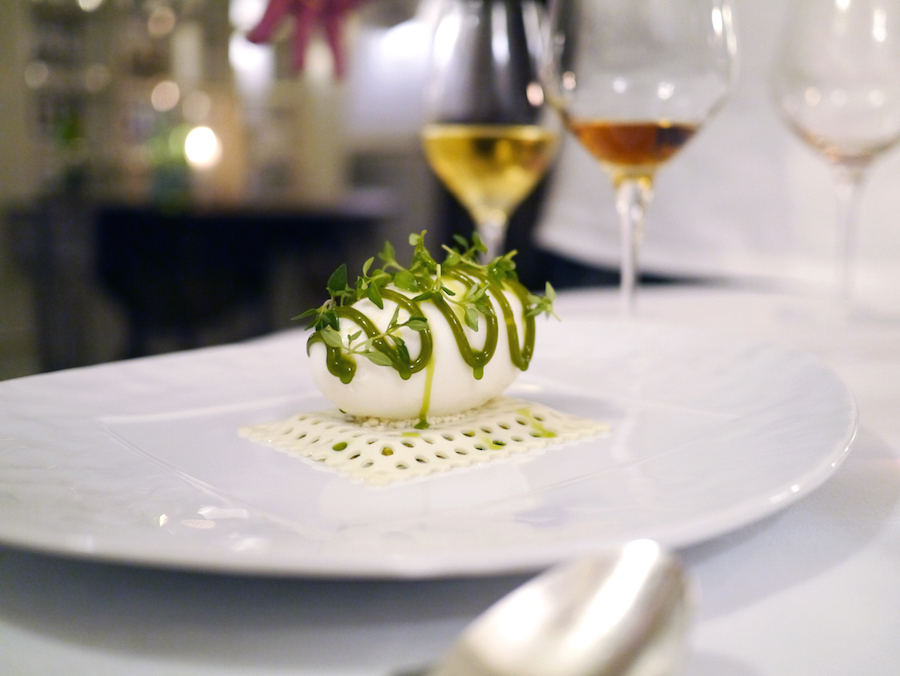 Søllerød Kro er kendt for sin kærlighed til desserter. Her er det en af Brian Mark Hansens signaturer med pistaciekage, en måtte af timianfløde, hømælkeis, pistaciesirup og frisk timian.