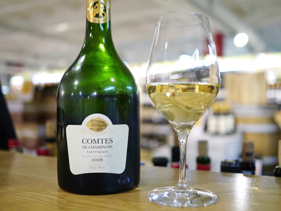 En anden skønhed fra hylderne, Taittinger Comtes de Champagne; indbydende svampenoter og frisk syre. 