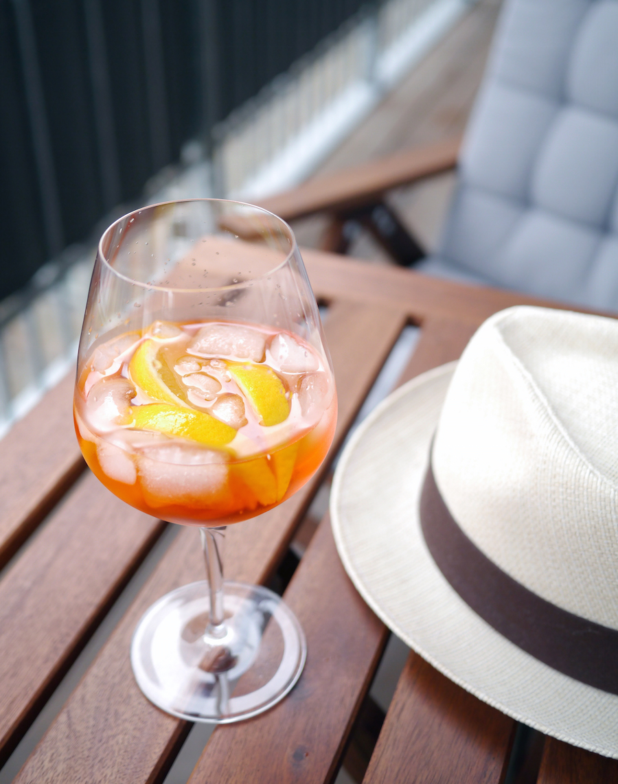 Aperol spritz er en vaskeægte sommercocktail; ikke før stærk, og så er den frisk og festlig. 