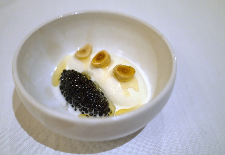 En dessert to die for; kaviar, fåremælksis og hasselnødder. Salt, sødt og syrligt. 