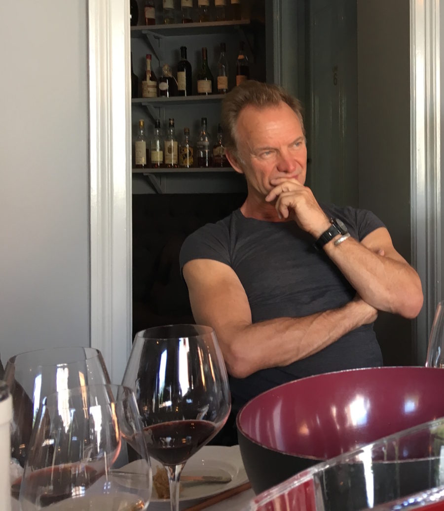 Sting var mødt op i egen høje person for at præsentere sine vine. 