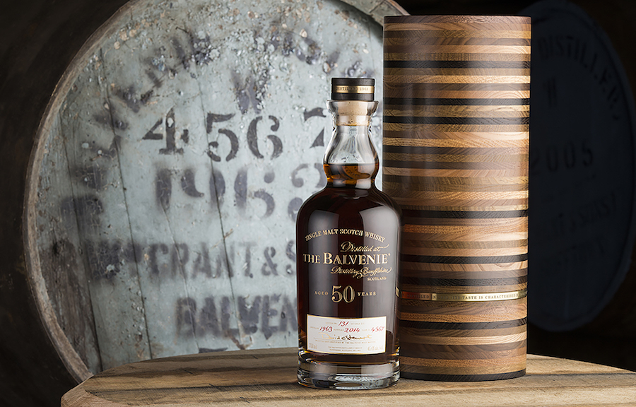 Whisky til 249.999 kr. flasken: The Balvenie 50 YO har været lagret på de samme europæiske egefade i 50 år under kyndigt opsyn af den samme Malt Master i 50 år. Den særlige æske er håndlavet og fremstillet af 49 typer ædeltræ. 