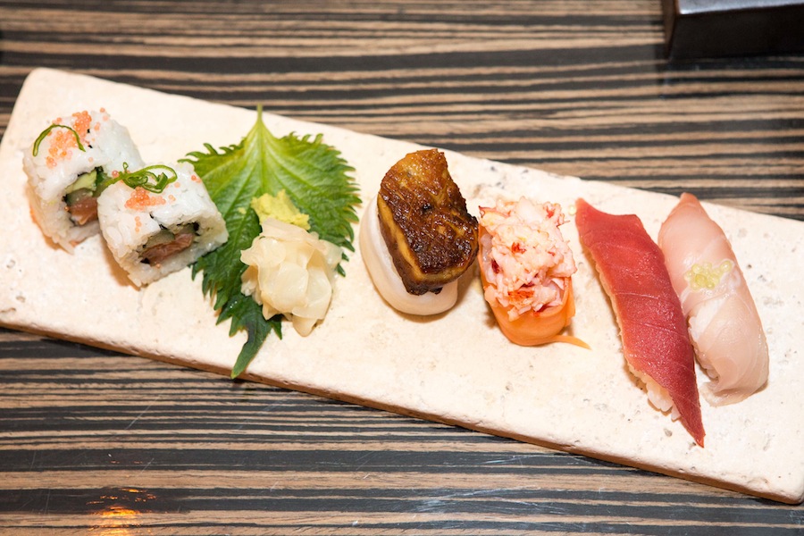 Forrygende udvalg af sushi, hvor især stykket i midten med foie gras klemte et lille glædeståre frem.