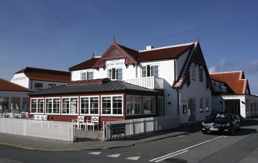 Scenen er sat. Velkommen til Ruths Hotel i Gammel Skagen. 