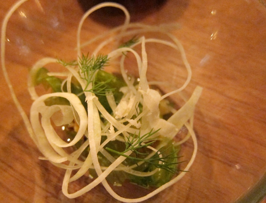 Appetitvækkeren var denne nydelige skaldyrssalat med masser af frisk smag fra dild og peberrod.  