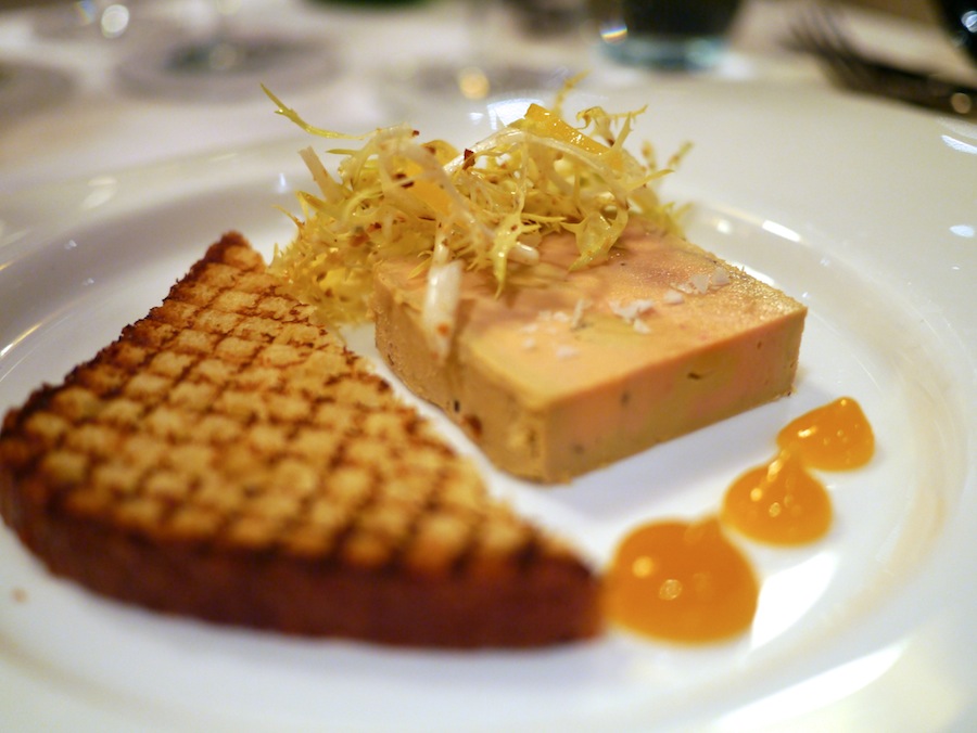 En yderst vellykket foie gras terrine med velbalanceret smag og en cremet konsistens.