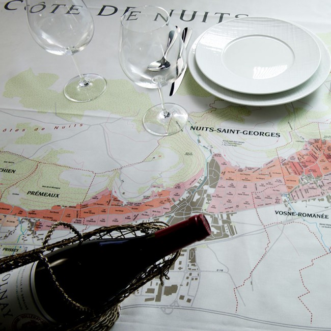 Cote de Nuits i Bourgogne er blandt de vinregioner, der pryder de lækre damaskduge. Foto: Wine Cloth Company.