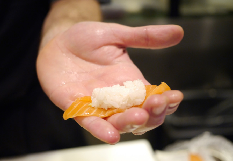 Det kræver det rigtige håndelag at lave et godt stykke sushi.