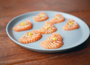 Opskrift – sashimi af SALMA-laks med dashi, sesam og citronskal