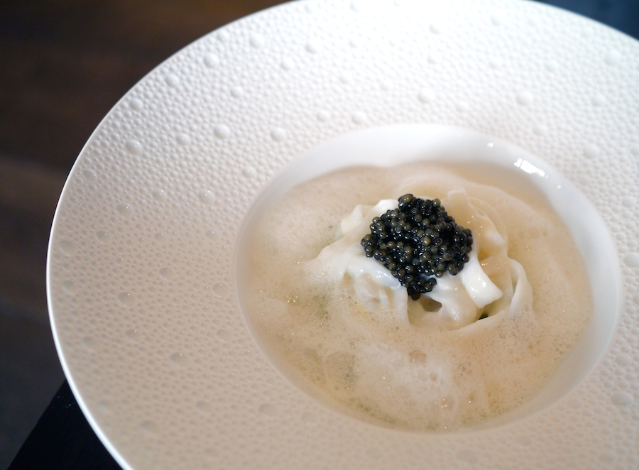 Årets hidtil bedste mad- og vinmatch opstod i denne kombination af caviar, blæksprutte og champagnesmør ledsager af Krug Grande Cuvée. 