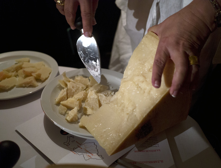 Her kan du se, hvordan osten skal brydes i mindre stykker. Det fremmer duftene i osten.